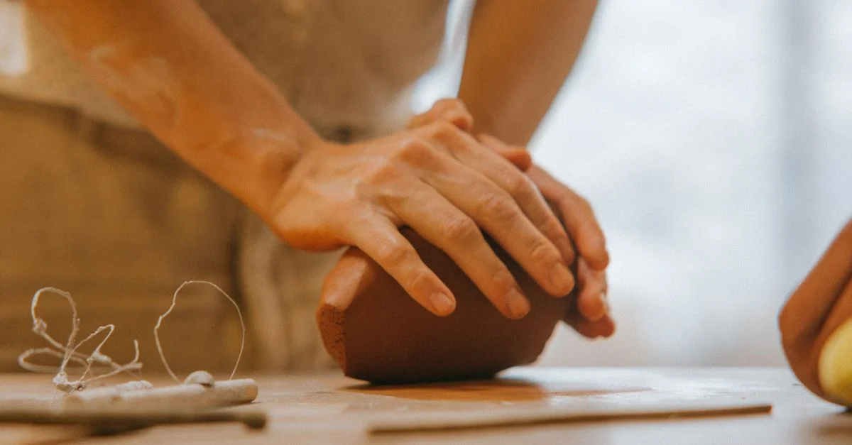 Artisan façonnant de l'argile en gros plan, mettant en avant l'artisanat fait main.