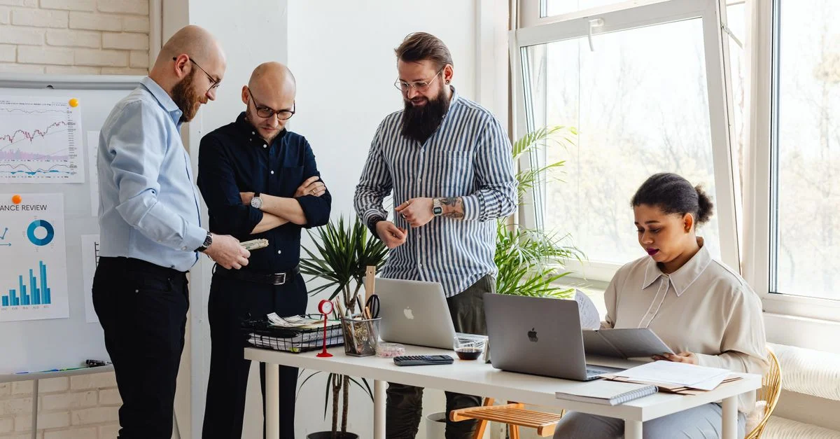 Des professionnels du business collaborant sur un projet dans un espace de bureau moderne et lumineux.