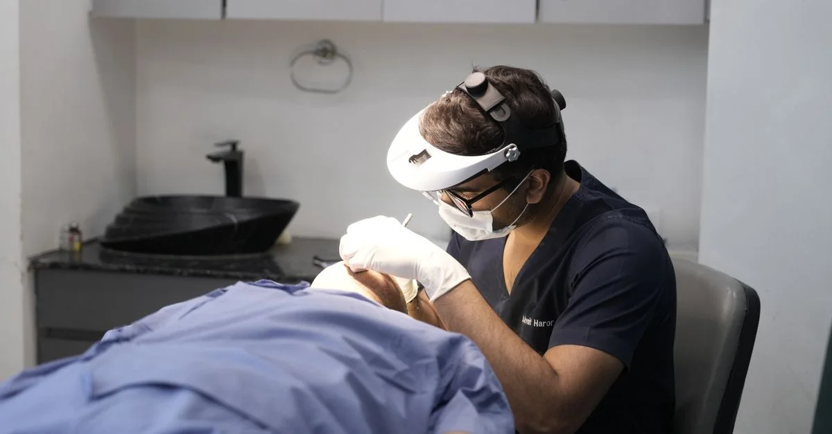 Un dermatologue réalisant une procédure dans un cadre clinique à Delhi, Inde.