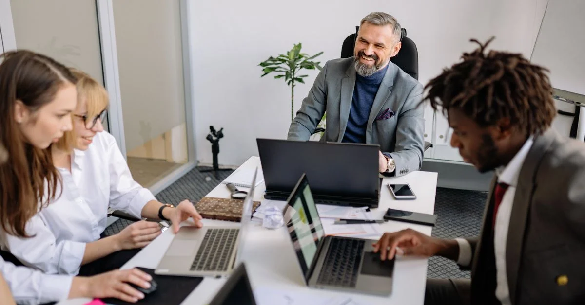 Une équipe diversifiée de professionnels engagée dans une réunion collaborative dans un bureau moderne.
